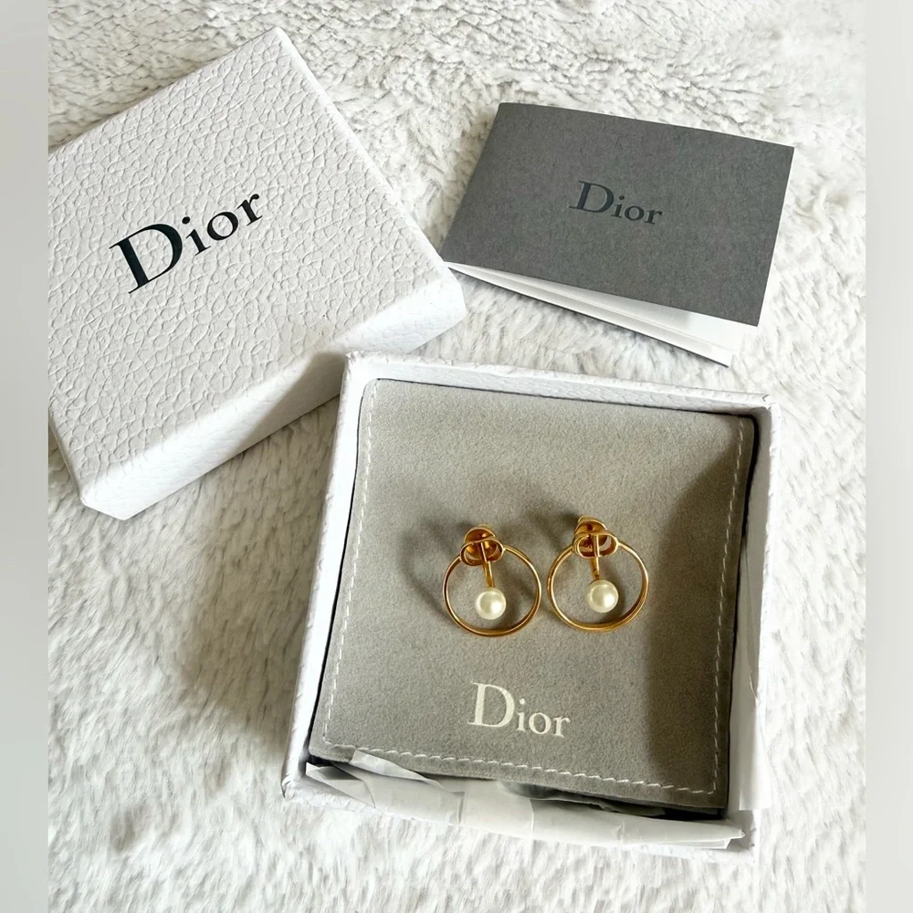 DIOR Women's 30 Montaigne Stud Pearl Earrings NIB - Picture 2 of 6